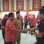 Secara simbolis Wali Kota Blitar Samanhudi Anwar menyerahkan Kartu PKL.