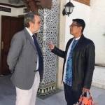 KH Cholil Nafis (kanan) berbincang dengan warga Granada. foto: dokumen pribadi