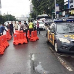 Pihak Kepolisian melakukan persiapan pengamanan di depan PN Jakarta Pusat sehari menjelang sidang perdana Ahok atas kasus penistaan agama.