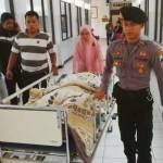 Mujianto saat dipindah dari ruang operasi ke ruang perawatan. (foto: haris/BANGSAONLINE)