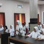 Petugas dari Satresnarkoba Polres Pasuruan saat mengedukasi pelajar SMKN 1 Beji.
