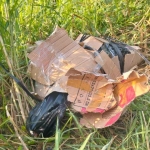 Kondisi mayat terbungkus plastik warna hitam dan kardus saat ditemukan. Foto: Ist.