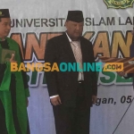 Pelantikan Dody Eko Wijayanto sebagai Pj Rektor Universitas Islam Lamongan oleh Ketua Yayasan Pembina Pendidikan Tinggi Islam Sunan Giri, Wardoyo. Foto: NUR QOMAR HADI/BANGSAONLINE