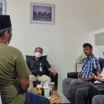 Kepala Desa Lajing, Shohib, beserta aparat Desa Lajing lainnya saat bertemu dengan Faruk, Kepala BPJS Kesehatan Bangkalan.