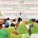 KH A Hasyim Muzadi saat memberikan taushiyah dalam Pelantikan dan Rapat Kerja Wilayah (Rakerwil) Pengurus Wilayah  Muslimat NU Bengkulu Sumatera Barat. foto: BANGSAONLINE