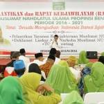 KH A Hasyim Muzadi saat memberikan taushiyah dalam Pelantikan dan Rapat Kerja Wilayah (Rakerwil) Pengurus Wilayah  Muslimat NU Bengkulu Sumatera Barat. foto: BANGSAONLINE
