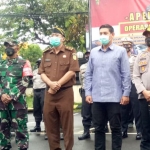 Kapolres Kediri Kota AKBP Eko Prasetyo (kanan), Wali Kota Kediri Abdullah Abu Bakar, dan Anggota Forkompinda Kota Kediri usai mengikuti apel gelar pasukan. (foto: ist.)