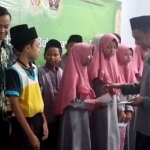 Gus Ibad, salah satu panitia saat menyerahkan bantuan kepada para anak yatim-piatu di Kantor PWI Kediri. Foto: Ist.