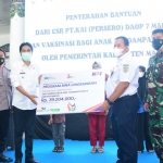 Penyerahan bantuan CSR PT KAI yang dilakukan oleh Vice Presiden PT KAI Daop 7 Madiun, Hendra Wahyono, dan Bupati Madiun, Ahmad Dawami, didampingi Pjs Kasdim 0803/Madiun, Mayor Arh Wahyu Susilo Wibowo  