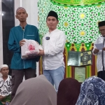 Wabu Mojokerto Gus Barra (baju putih) saat memberikan santunan kepada dhuafa secara simbolis di Masjid Baitul Muttaqin.