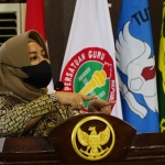 Wali Kota Mojokerto Ika Puspitasari saat memberikan sambutan dalam Forum Sosialisasi Petunjuk Teknis Dana BOS dan Penguatan Peran Bunda PAUD di Aula Dinas Pendidikan dan Kebudayaan, Senin (21/3/22).