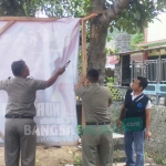 Salah satu APK di dekat Pasar Subuh yang dicopot Panwas dan Satpol PP. foto: HERMAN S/ BANGSAONLINE