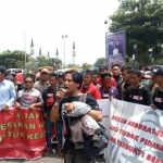 Aksi massa "Garuk" saat demo di depan kantor Kejari Tuban.