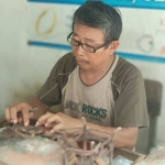 Pramono, tukang sepuh emas saat melakukan reparasi perhiasan yang rusak. (foto: Yuniardi Sutondo/BO)