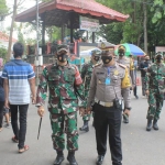 Danrem 081/DSJ, Kolonel Inf Waris Ari Nugroho, S.E., M.Si. saat meninjau kedisiplinan masyarakat dalam menjalankan protokol kesehatan Covid-19 di Taman Kota Kebon Rojo.