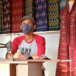 Erwin, pemilik usaha Tenun Bandoel di sentra tenun ikat Bandar Kidul, Kecamatan Mojoroto. (foto: ist/)
