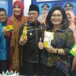 Deputi Victoria Br. Simanungkalit bersama Wali Kota Malang Sutiaji foto bersama saat berada di stand Disdag Kabupaten Maros. foto: IWAN IRAWAN/ BANGSAONLINE