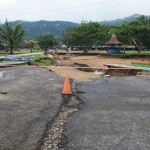 Beberapa akses dan fasilitas di kawasan wisata Pantai Teleng Ria Pacitan yang hancur di terjang banjir. foto: YUNIARDI S/ BANGSAONLINE