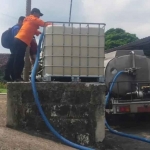 BPBD Bojonegoro menyalurkan air bersih kepada warga terdampak kekeringan.