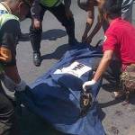 KORBAN LAGI: Jenazah korban saat dievakuasi ke petugas ke RSUD Kota Mojokerto. foto: gunadhi/ BANGSAONLINE