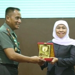 Gubernur Jawa Timur Khofifah Indar Parawansan menerima cindaramata dari Mayor Jenderal TNI R. Wisnoe Prasetja Boedi usai memberikan pengarahan Rapat Pimpinan (Rapim) Kodam V/Brawijaya Tahun 2020 di Gedung Balai Prajurit Kodam V/Brawijaya Surabaya, Selasa (10/3). foto: istimewa/ bangsaonline.com