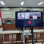 Sidang lanjutan kasus korupsi Bupati Bangkalan non-aktif, R Abdul Latif Amin Imron, yang berlangsung di Pengadilan Tipikor Surabaya.