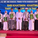  Prof Dr H Ridlwan Nasir MA foto bersamaa dengan para santri wisudawan yang berprestasi dalam acara Gebyar Prestasi Al-Qur