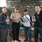 Petugas menunjukkan arak siap edar yang diproduksi di kandang kambing.