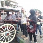 Ketua Komisi B DPRD Kota Batu Hari Danah W, saat memberikan arahan kepada pemilik dokar di alun-alun Batu, Kamis (9/1).