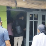 Rumah duka yang dipenuhi warga sekitar.