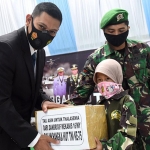 Wali Kota Kediri, Abdullah Abu Bakar saat memberikan tali asih kepada anak asuh thalasemia (kelainan darah bawaan). (foto: ist).