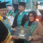 Ibunda Sheika, dr. Wiwin, saat menerima penghargaan dan uang pembinaan dari Rektor Uniska Kediri Prof Bambang Yulianto