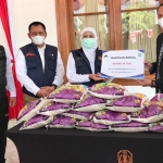 Gagah Eko Wiboyo, Dirut PT Jaya Kirana Sakti saat menyerahkan bantuan ke Pemprov Jawa Timur. (foto: ist)