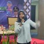 Bupati Ikfina berbicara dalam giat kemitraan pers peningkatan peran media dalam pembangunan. Foto: YUDI EKO P/ BANGSAONLINE