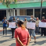 PKL Jombang saat demo di Kantor Dinas Perindustrian, Perdagangan, dan Pasar.