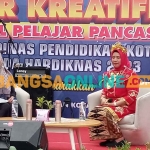 Kepala Dindik Kota Madiun, Lismawati, saat talk show terkait Hardiknas 2023. Foto: HENDRO SUHARTONO/BANGSAONLINE