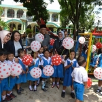 Plt Bupati Nganjuk KH Abdul Wachid Badrus bersama anak-anak PAUD usai peresmian sarana bermain anak. foto: BAMBANG/ BANGSAONLINE