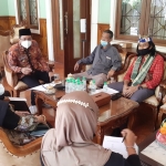 ASPIRASI: Bupati Ahmad Muhdlor menemui Aliansi LSM terkait seleksi direksi PDAM, di rumdin Pendapa Delta Wibawa, Kamis (10/6/2021). foto: Mustain/BANGSAONLINE