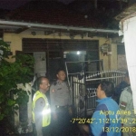 Petugas melakukan olah TKP di lokasi kebakaran.