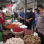 Forkopimda Trenggalek saat menggelar sidak di pasar basah Trenggalek/herman