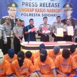 Petugas Polres Sidoarjo memamerkan hasil tangkapannya di Mapolres, Rabu (21/3). 