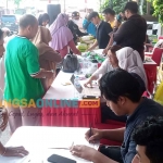 Antrian di operasi pasar lumbung pangan Jatim di depan pasar besar Kota Madiun. Foto : Hendro Suhartono/BANGSAONLINE.com