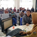 Para pemohon adminduk yang ngantre di ruang tunggu Dispendukcapil Pacitan.