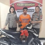 Tersangka diamankan di Mapolsek Gedangan beserta barang bukti.