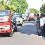 Bupati Fadeli dan Kapolres AKBP Harun saat memberangkatkan armada truk tangki.