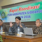 PAPARAN: Paktisi broadcasting radio dan televisi, Aries Widojoko saat menjadi narasumber dalam Rakor P3M, di Aula Delta Karya Kantor Pemkab Sidoarjo, Senin (5/12). foto: istimewa