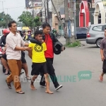 Narapidana yang kabur (baju kuning) digelandang untuk dijebloskan kembali ke dalam Lapas.