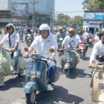  La Nyalla Mahmud Mattalitti melakukan konvoi dengan Vespa saat mendaftar sebagai Cagub dari Partai Demokrat. foto: DIDI ROSADI/ BANGSAONLINE