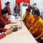 M. Arbayanto (kopiah hitam), Komisioner KPU Jatim Divisi Teknis saat menerima berkas pendaftaran bacaleg dari Partai Hanura yang diserahkan Ketua DPD Partai Hanura Jatim, Kelana Aprilianto. Foto : DIDI R/BANGSAONLINE