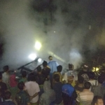 Kerumunan warga melihat kondisi rumah korban usai terbakar. foto: ist.